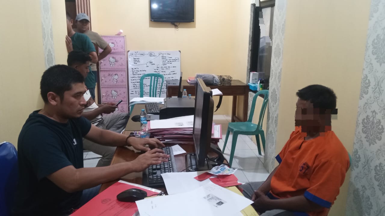 warga-amankan-pelaku-dugaan-pelecehan-seksual-di-gambiran,-banyuwangi