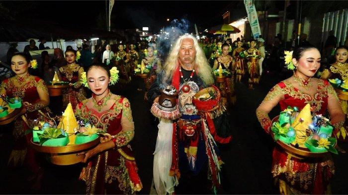 melongok-pesona-pelangi-tradisi-dan-budaya-banyuwangi-lewat-festival-kuwung-–-tribunjatim.com