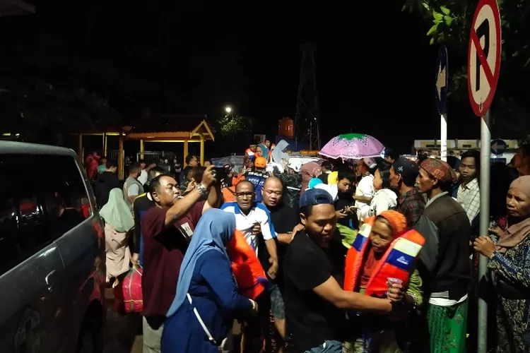 perahu-lorena-angkut-50-penumpang-tenggelam-di-perairan-kalbut-situbondo,-sebagian-tewas