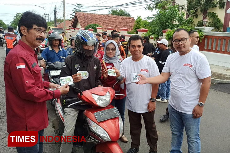 sebar-pesan-baik,-kejari-majalengka-bagikan-stiker-anti-korupsi-pada-pengendara-–-times-banyuwangi