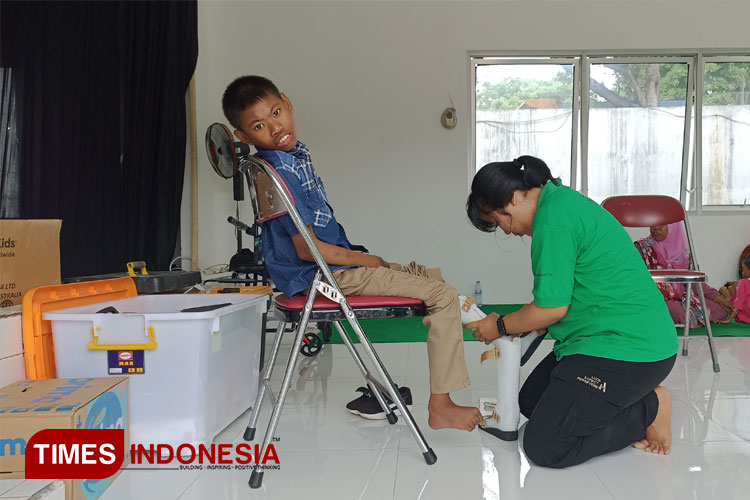 puluhan-penyandang-disabilitas-di-banyuwangi-dapat-bantuan-sepatu-afo-–-times-banyuwangi