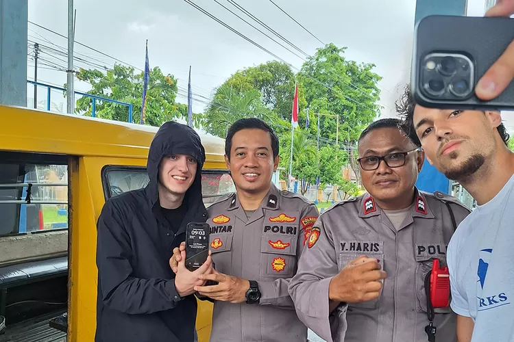 spkt-polresta-banyuwangi-temukan-hp-milik-wna-asal-portugal-di-mobil-penumpang-–-radar-banyuwangi