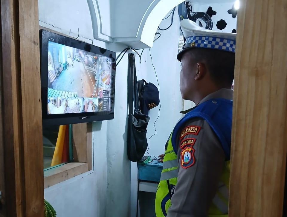 coba-dahului-truk-fuso,-pemotor-vario-tewas-terlindas-usah-jatuh-tergelincir