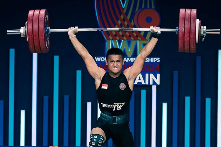 lifter-rizki-juniansyah-raih-dua-medali-di-kejuaraan-dunia-angkat-besi-–-times-banyuwangi