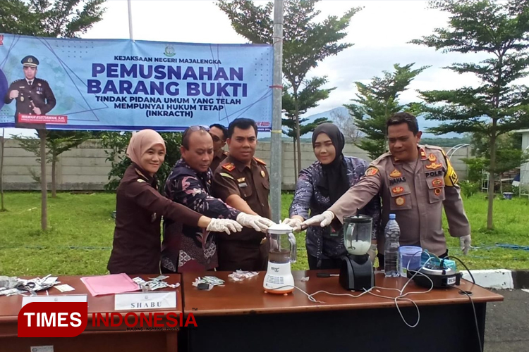 kejari-majalengka-musnahkan-barang-bukti-tindak-pidana-umum-dan-narkotika-–-times-banyuwangi