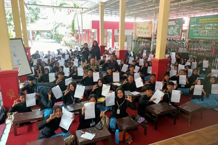 4-sekolah-serentak-ikut-lomba-menulis-surat-untuk-bupati,-smpn-3-banyuwangi-kerahkan-680-siswa