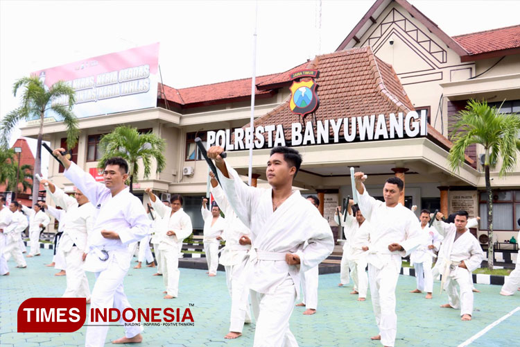 polresta-banyuwangi-pertajam-kemampuan-bela-diri-personel-–-times-banyuwangi