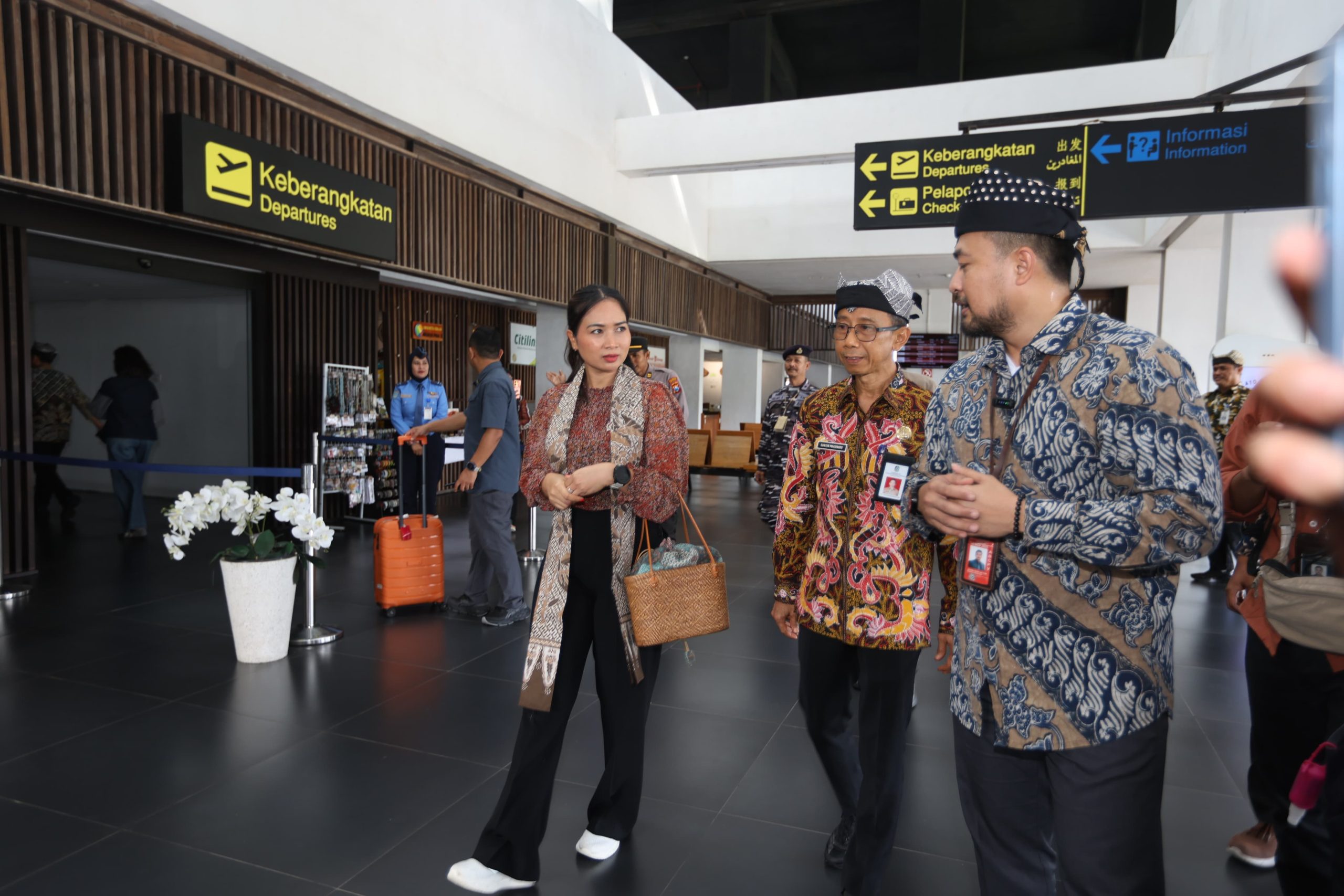 jadi-jujugan-wisatawan-saat-libur-nataru,-wamenpar-tinjau-kesiapan-bandara-banyuwangi