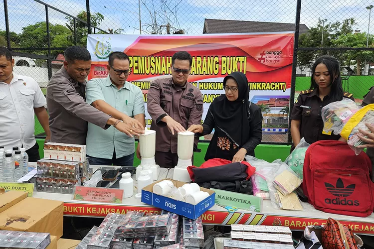 rokok-senilai-rp-279-juta-dan-sabu-sabu-110,63-gram-dibakar,-ini-alasan-kejari-banyuwangi