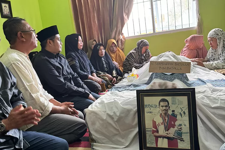 pemain-dan-manajemen-persewangi-antarkan-jenazah-syamsuddin-batola-sampai-ke-maros