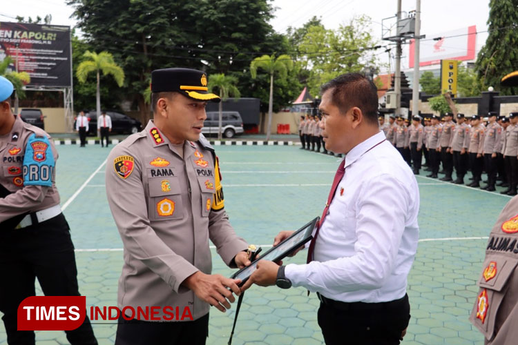 dedikasi-kasat-resnarkoba-diganjar-penghargaan-kapolresta-banyuwangi-–-times-banyuwangi