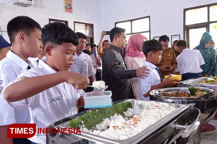 pj-bupati-majalengka-tinjau-uji-coba-program-makan-bergizi-gratis-di-sekolah-–-times-banyuwangi
