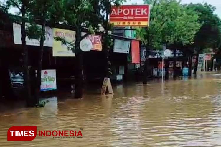 tanggul-jebol,-beberapa-wilayah-di-ponorogo-dikepung-banjir-–-times-banyuwangi