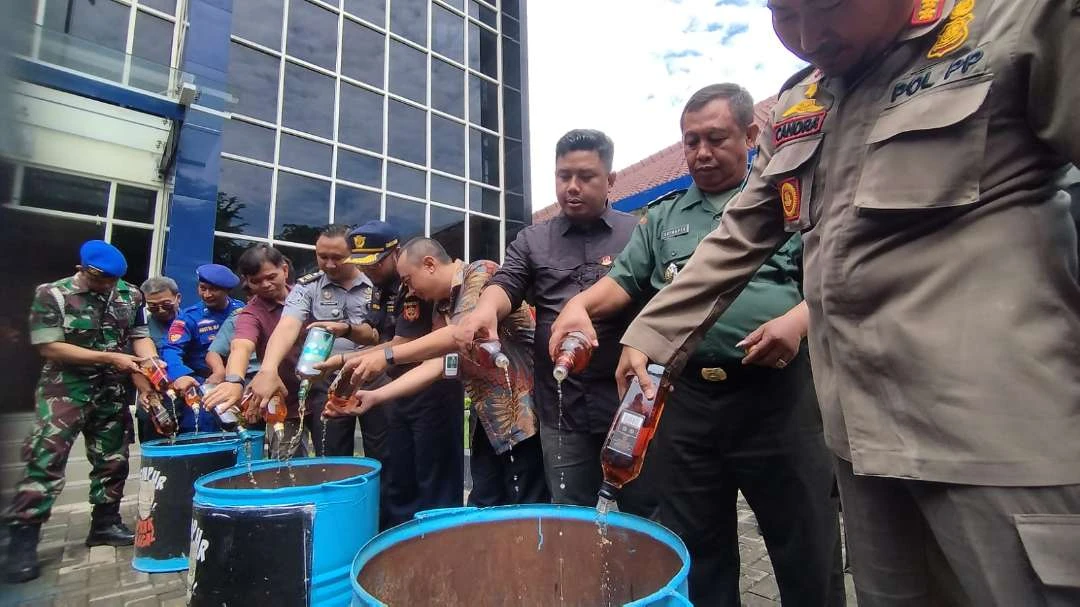 bea-cukai-banyuwangi-musnahkan-ribuan-rokok-dan-miras-senilai-rp747,9-m