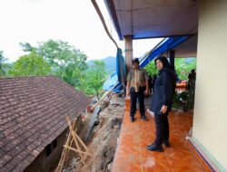 Bupati Ipuk Tinjau dan Serahkan Bantuan Warga Terdampak Bencana di Sarongan
