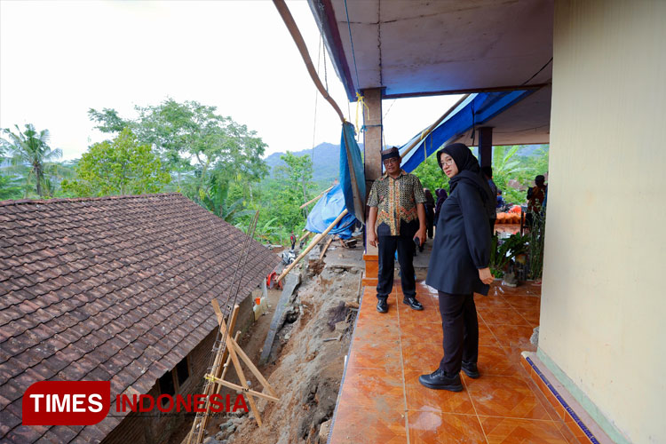 bupati-banyuwangi-tinjau-dan-bantu-warga-terdampak-bencana-di-pesanggaran-–-times-banyuwangi