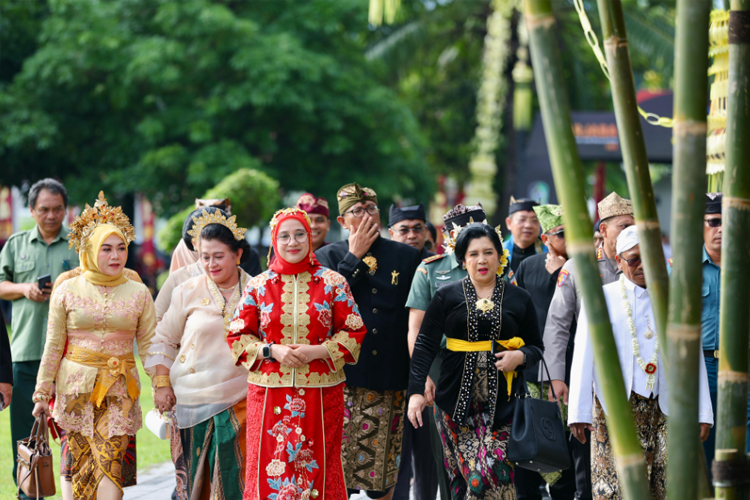 banyuwangi-rayakan-harjaba-ke-253-dengan-berbalut-baju-adat-nusantara-–-times-banyuwangi
