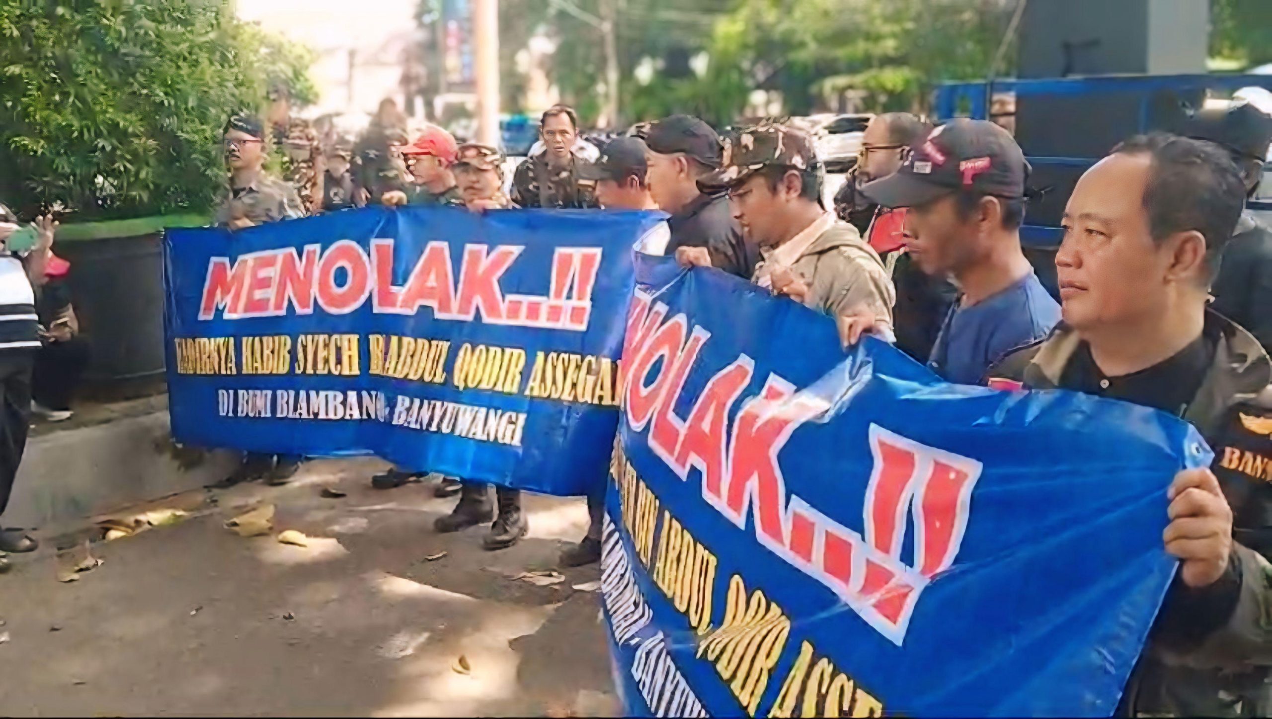 tolak-kehadiran-habib-syech-bin-abdul-qodir-assegaf-di-banyuwangi,-masyarakat-gelar-aksi-demo