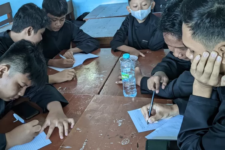 daftar-last-minute,-mts-negeri-10-banyuwangi-gerojok-surat-untuk-bupati-,-ada-karya-mirip-mading