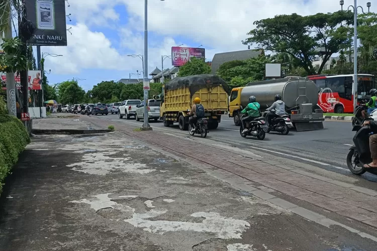 jelang-libur-nataru,-kepadatan-arus-lalu-lintas-mulai-terasa-di-denpasar-bali-–-radar-banyuwangi