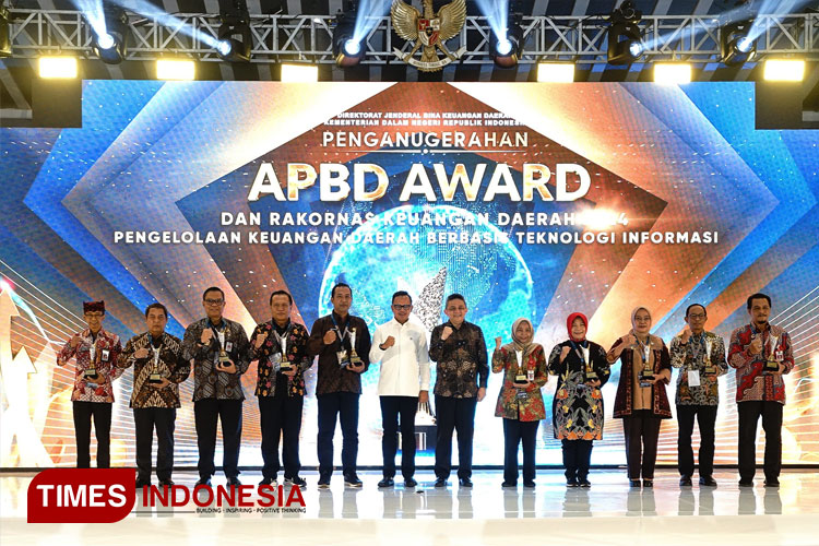 pengelolaan-anggaran-terbaik,-banyuwangi-raih-apbd-award-dari-kemendagri-–-times-banyuwangi