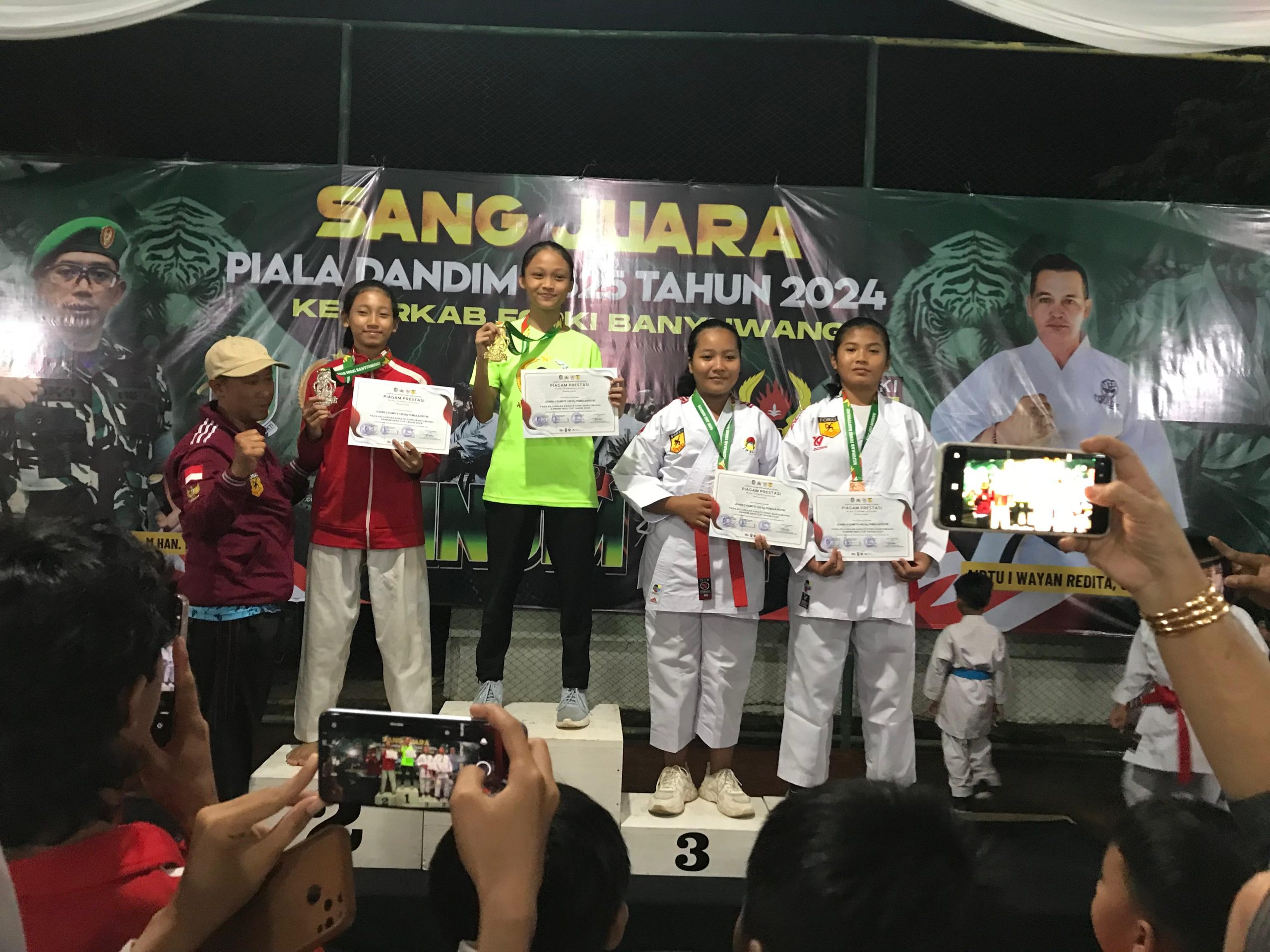7-karateka-smpn-2-rogojampi-raih-prestasi-dalam-kejuaraan-karate-dandim-cup-2024