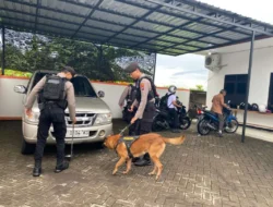 Jelang Hari Raya Natal, Polisi Banyuwangi Sterilisasi Gereja Libatkan Anjing Pelacak