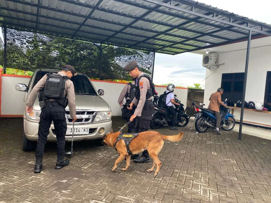 jelang-hari-raya-natal,-polisi-banyuwangi-sterilisasi-gereja-libatkan-anjing-pelacak