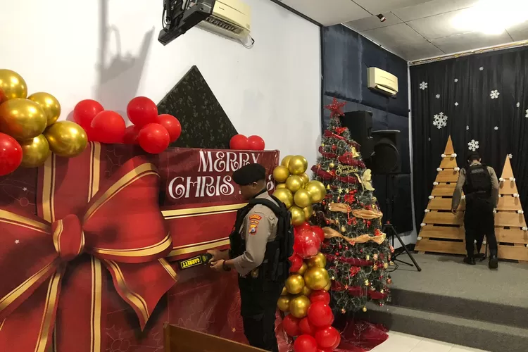 amankan-natal,-polresta-banyuwangi-sterilisasi-gereja,-kerahkan-anjing-k-9