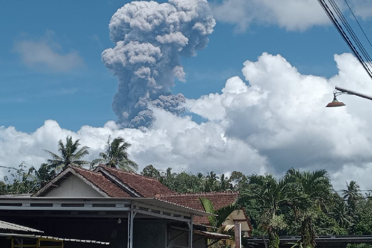 gunung-raung-meletus,-tinggi-kolom-erupsi-capai-2km-–-times-banyuwangi
