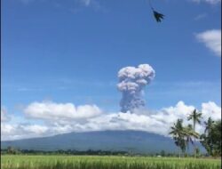 Gunung Raung Alami Erupsi, Warga dan Wisatawan Dilarang Dekati Puncak Radius 3 KM