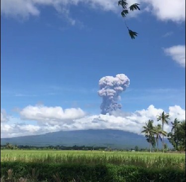 gunung-raung-alami-erupsi,-warga-dan-wisatawan-dilarang-dekati-puncak-radius-3-km