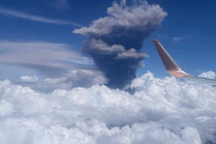 erupsi-gunung-raung,-bandara-banyuwangi-tetap-operasi-–-times-banyuwangi