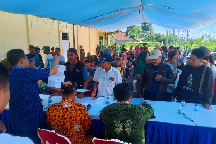 bpn-gelar-program-ptsl-di-banyuwangi,-1.960-sertifikat-dibagikan-di-desa-gombolirang