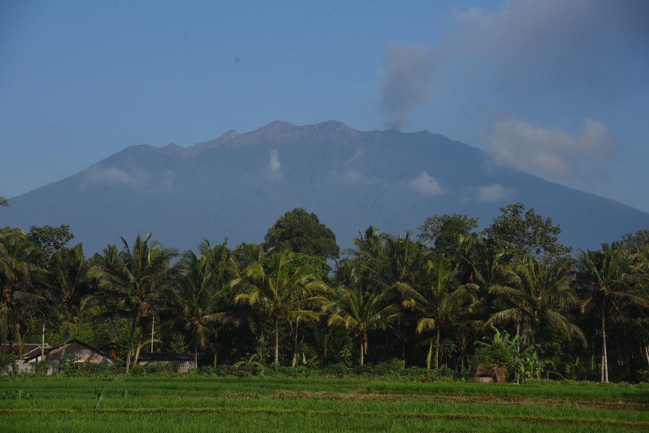 erupsi-gunung-raung-tak-ganggu-penerbangan-di-bandara-banyuwangi