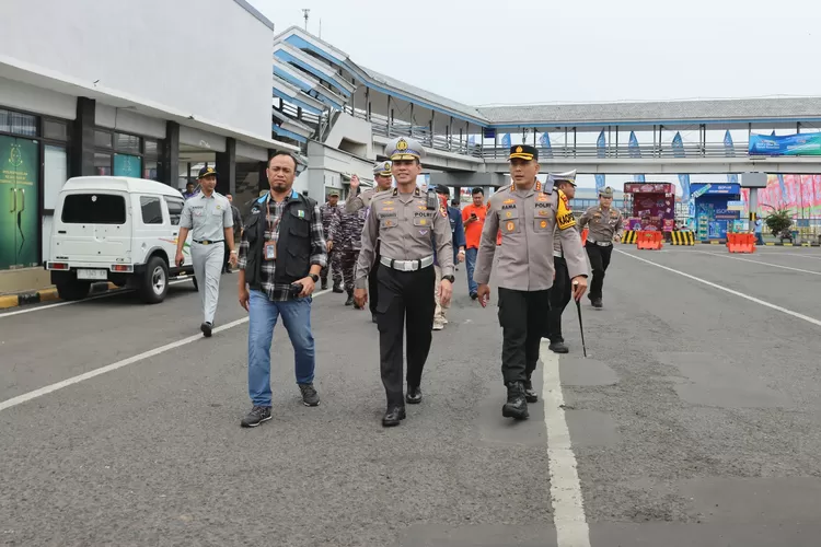 arus-lalu-lintas-di-asdp-ketapang-lancar,-pamatwil-korlantas-polri-apresiasi-kinerja-pengamanan