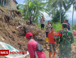 Polisi dan Warga Bersihkan Longsor yang Menerjang Tiga Rumah Warga Pacitan – TIMES Banyuwangi
