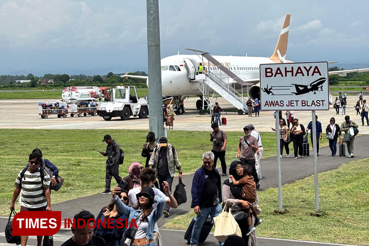 bandara-blimbingsari-banyuwangi-banjir-penumpang-–-times-banyuwangi