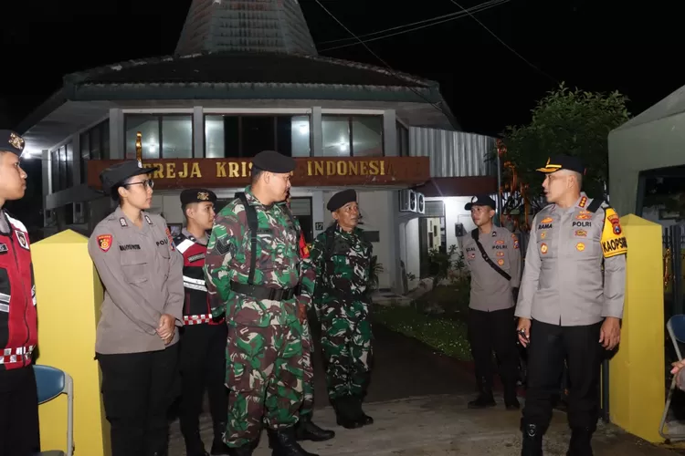 tinjau-sejumlah-gereja,-kapolresta-banyuwangi-pastikan-keamanan-dan-kondusivitas-natal-2024