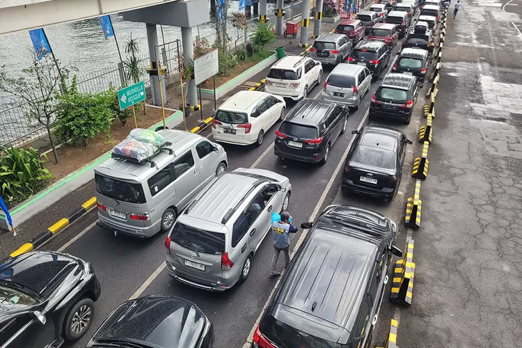 belum-ada-lonjakan-penumpang-kapal,-arus-lalu-lintas-kendaraan-di-pelabuhan-ketapang-masih-landai