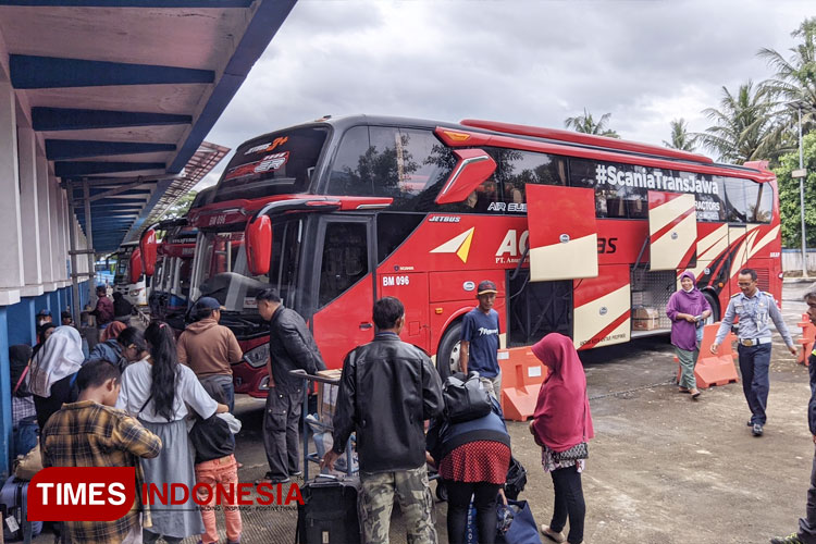 ada-lonjakan-penumpang-di-terminal-pacitan-saat-libur-nataru-–-times-banyuwangi