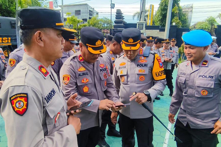zero-toleransi-judi-online,-polresta-banyuwangi-sidak-hp-seluruh-anggota-–-times-banyuwangi