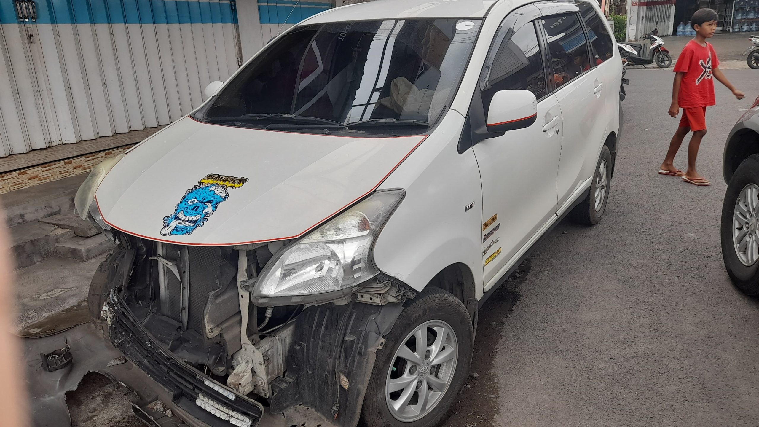 kecelakaan-tunggal-ditikungan-tajam,-mobil-tabrak-tugu-di-cluring,-satu-orang-meninggal-dunia