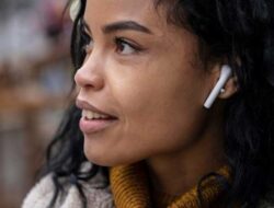 Earbuds Penerjemah Real-time: Solusi Modern untuk Komunikasi Global – TIMES Banyuwangi