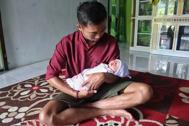 lahir-sehat,-diberi-nama-pemberian-dc-wajah-bayi-mirip-dc,-keluarga-minta-pelaku-segera-ditangkap