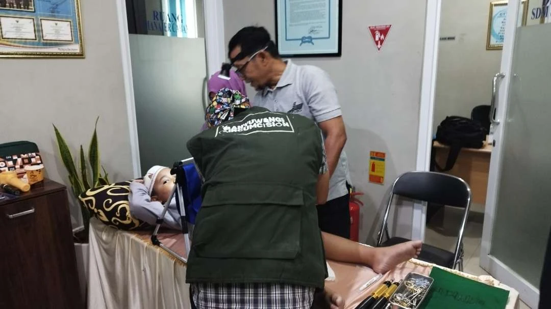 sambut-tahun-baru,-perusahan-operator-kapal-di-banyuwangi-gelar-khitanan-massal