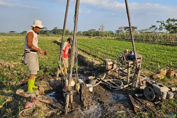 tahun-baru,-pln-uip-jbtb-serahkan-bantuan-tjsl-revitalisasi-sumur-pengairan-untuk-desa-majegan
