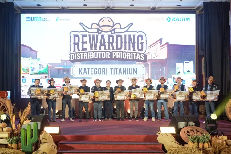 apresiasi-kinerja-2024,-pupuk-kaltim-beri-reward-39-distributor-dan-sales-force