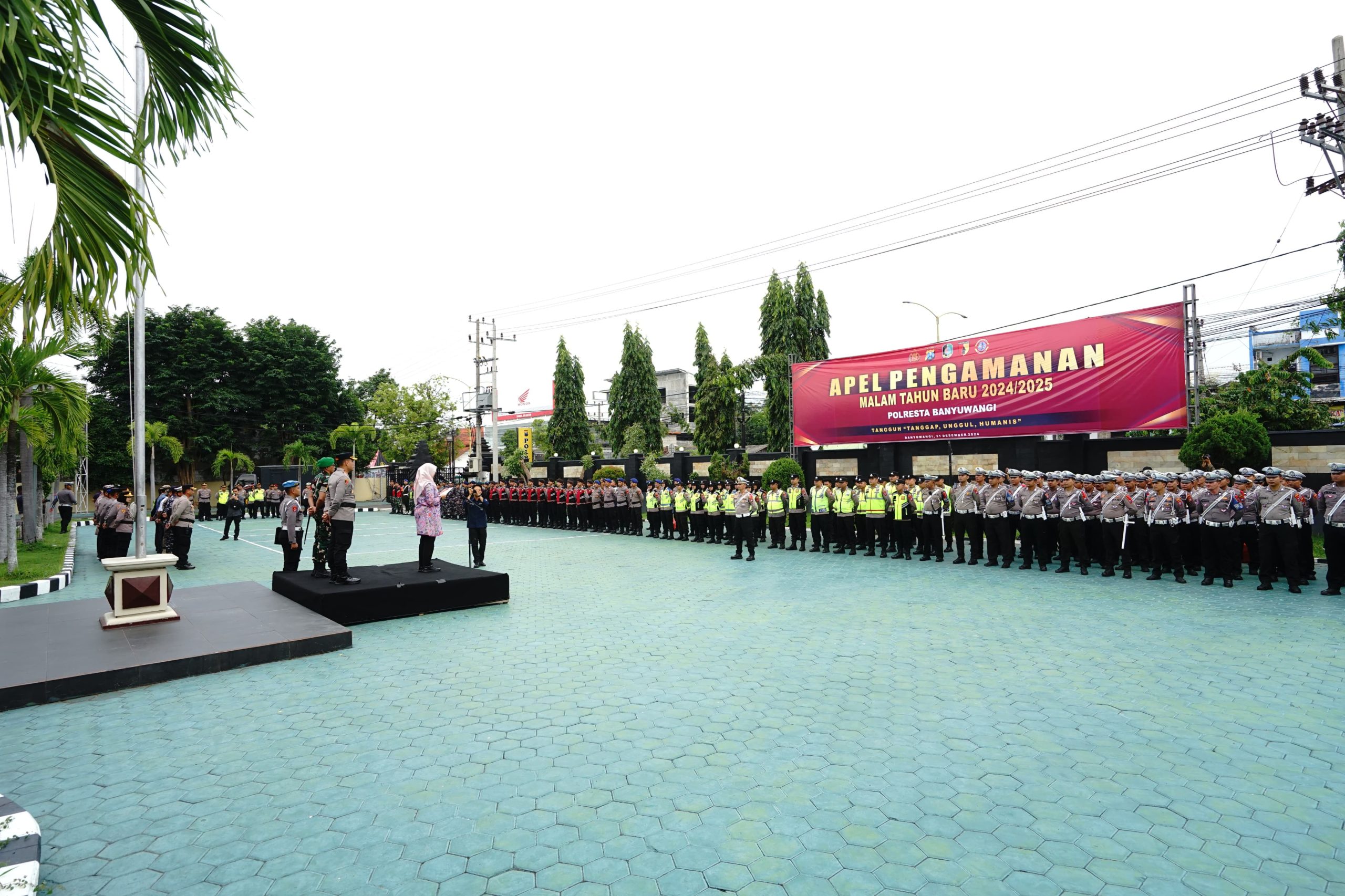diikuti-ratusan-personel-gabungan,-bupati-ipuk-pimpin-apel-pengamanan-malam-tahun-baru