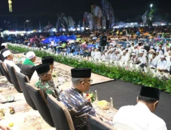 Ribuan Warga Banyuwangi Lantunkan Salawat Bersama Habib Syech di Malam Tahun Baru 2025